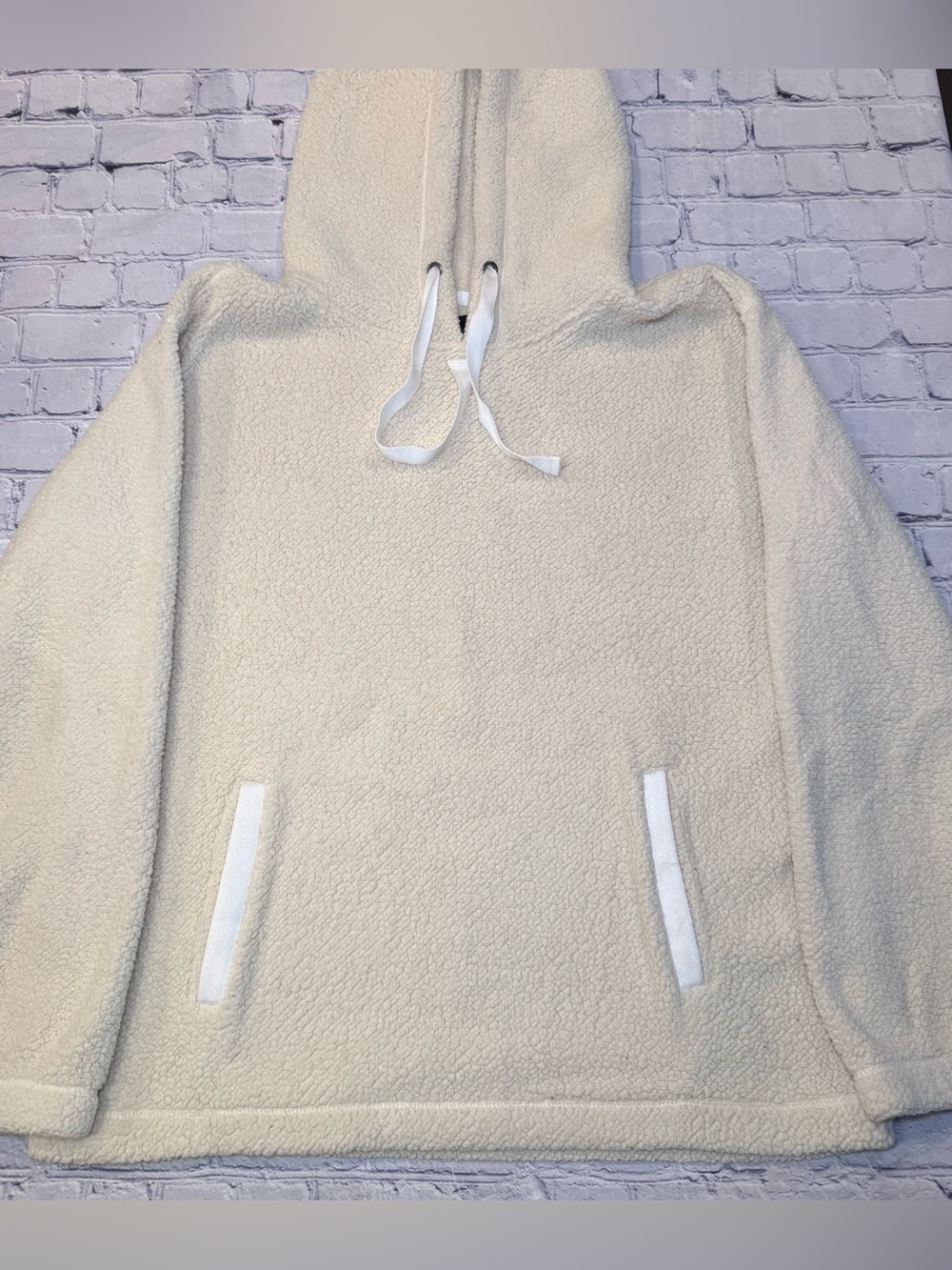 Abercrombie & Fitch "Soft
A&F" Sherpa Pullover Hoodie in a cream/off-white color